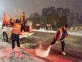 浴“雪”奮戰(zhàn)護通途 晝夜不息保暢通