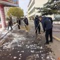 唐縣鎮(zhèn)二中校委會(huì)冒寒掃雪保平安