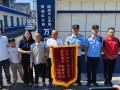 陽光下的守護｜錦旗映初心！隨州公安民警助失散18年家庭團圓
