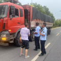 路警聯(lián)動嚴(yán)查超限，G107線違法車輛落網(wǎng)