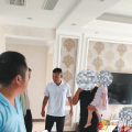 危急！女童身懸高樓窗外生險(xiǎn)情 果斷！物業(yè)經(jīng)理破門施救化危機(jī)