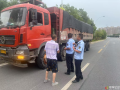 路警聯(lián)動嚴查超限，G107線違法車輛落網(wǎng)