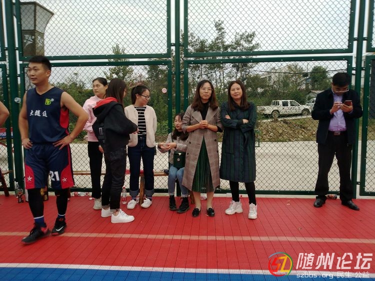 何店鎮(zhèn)黨委書記彭勁松親臨賽場(chǎng)指導(dǎo)比賽 何店中心學(xué)校·大隨通進(jìn)四強(qiáng) | 萬(wàn)達(dá)杯籃球賽 ... ...