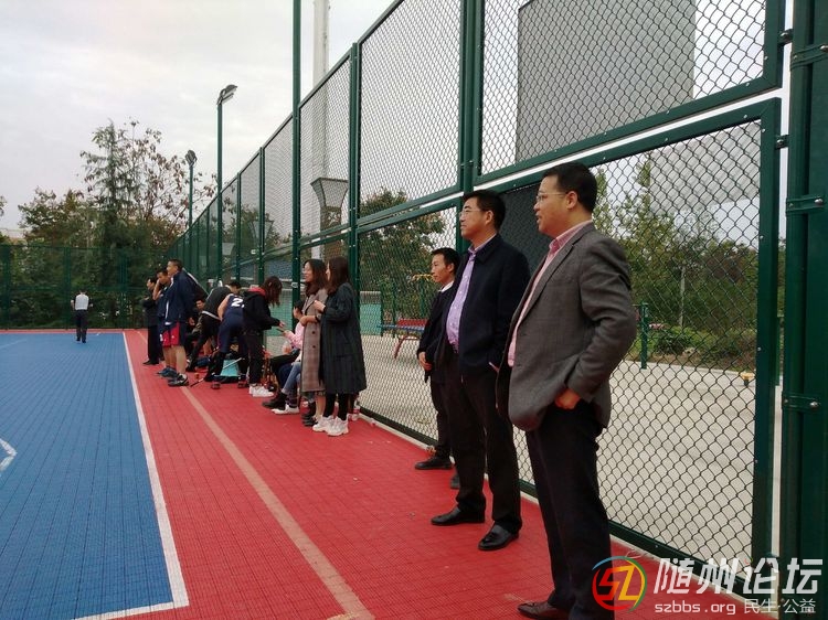 何店鎮(zhèn)黨委書記彭勁松親臨賽場(chǎng)指導(dǎo)比賽 何店中心學(xué)?！ご箅S通進(jìn)四強(qiáng) | 萬(wàn)達(dá)杯籃球賽 ... ...