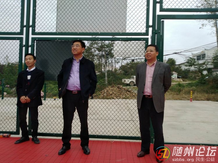 何店鎮(zhèn)黨委書記彭勁松親臨賽場(chǎng)指導(dǎo)比賽 何店中心學(xué)?！ご箅S通進(jìn)四強(qiáng) | 萬(wàn)達(dá)杯籃球賽 ... ...